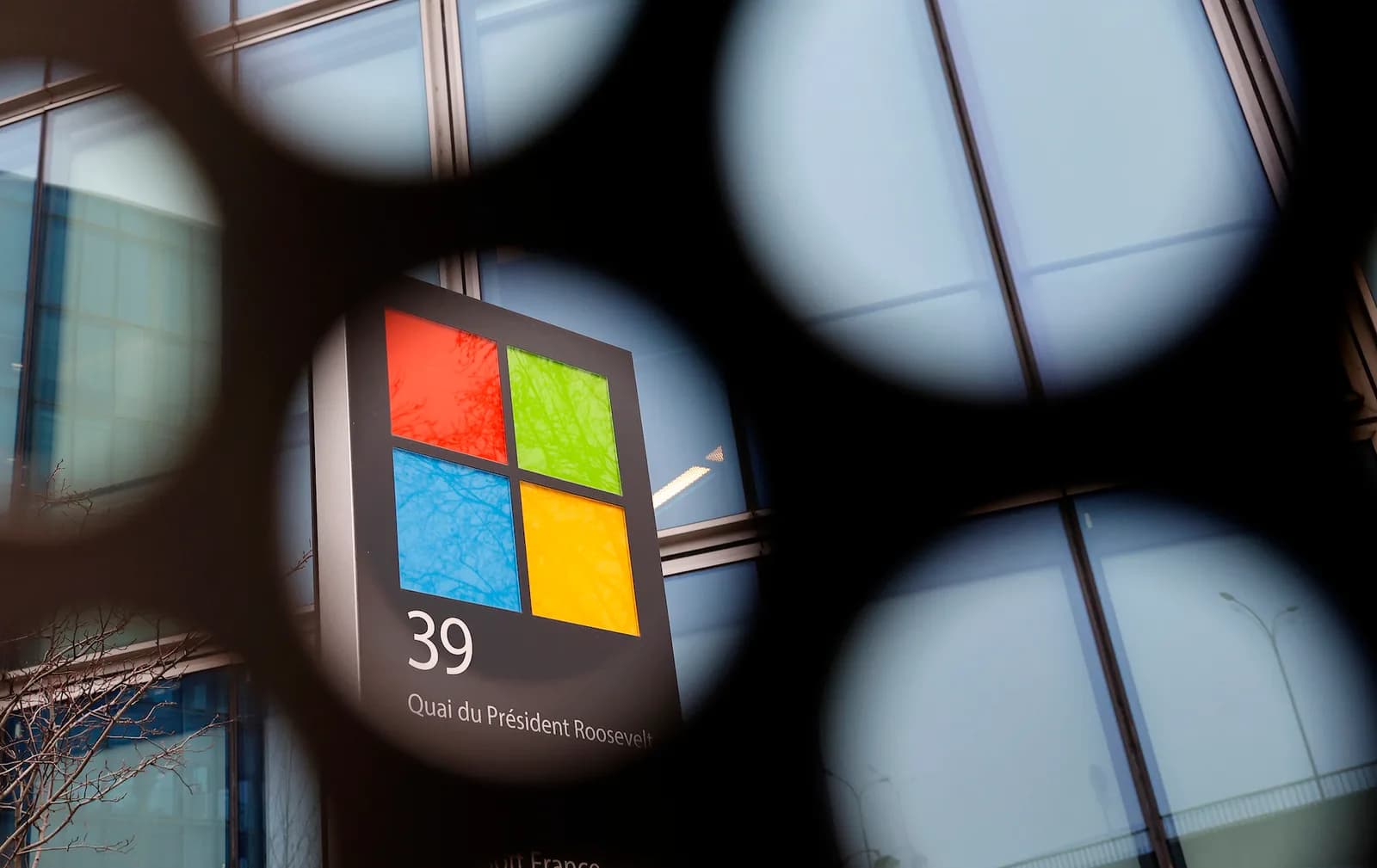 Францын төв байрны шилэн фасад дээрх Microsoft-ийн лого