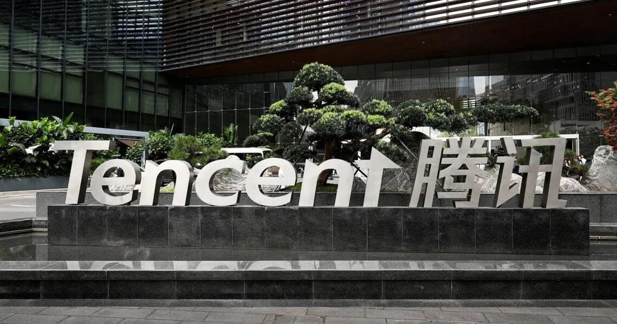 Шэньжэнь дэх Tencent компанийн төв байрны өмнөх лого бүхий самбар (Reuters)
