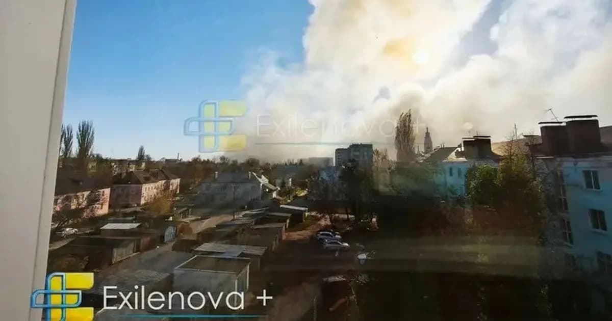 Оросын Липецк мужийн Елец хотод цохилтын дараа аж үйлдвэрийн бүсээс утаа уугиж байна. Зураг: Exilenova+ / my.ua
