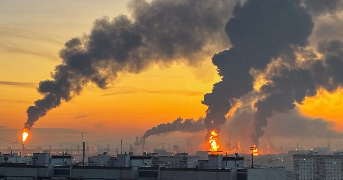 Оросын газрын тос боловсруулах үйлдвэрийн яндангаас утаа баагиж буй нь. Зураг: NBC News