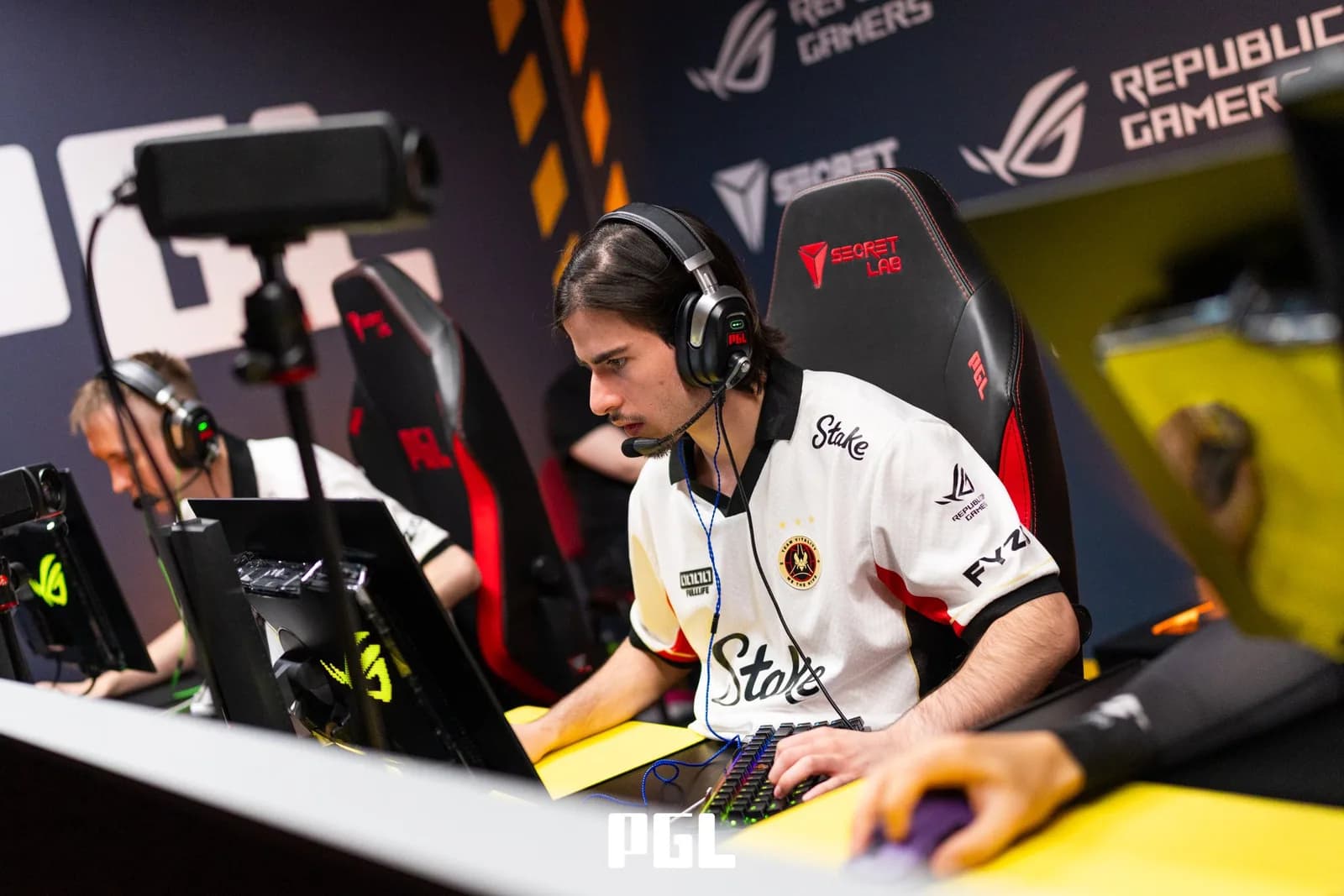 Vitality багийн тоглогч PGL Masters Bucharest 2026 тэмцээнд The MongolZ-тэй хийсэн тоглолтын үеэр. Зураг: PGL