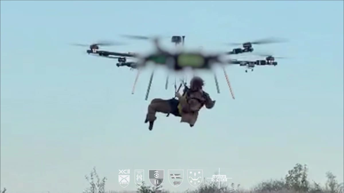 Украины цэргийнхэн шархадсан цэргийг Heavy Shot Ayudag-6 гексакоптероор нүүлгэн шилжүүлж буй бичлэгийн хэсэг. Зураг: 92 дугаар бригад / Украинская правда