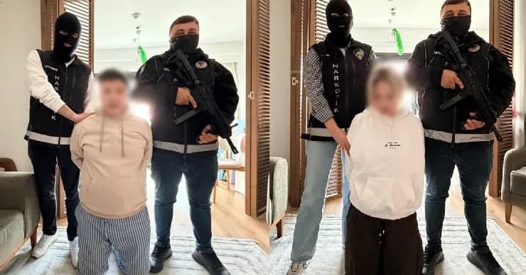 Туркийн цагдаа нар Истанбулд баривчилсан хоёр сэжигтний хамт. Сэжигтнүүдийн нүүрийг бүдгэрүүлсэн. Зураг: iSee.mn (Туркийн хэвлэл)